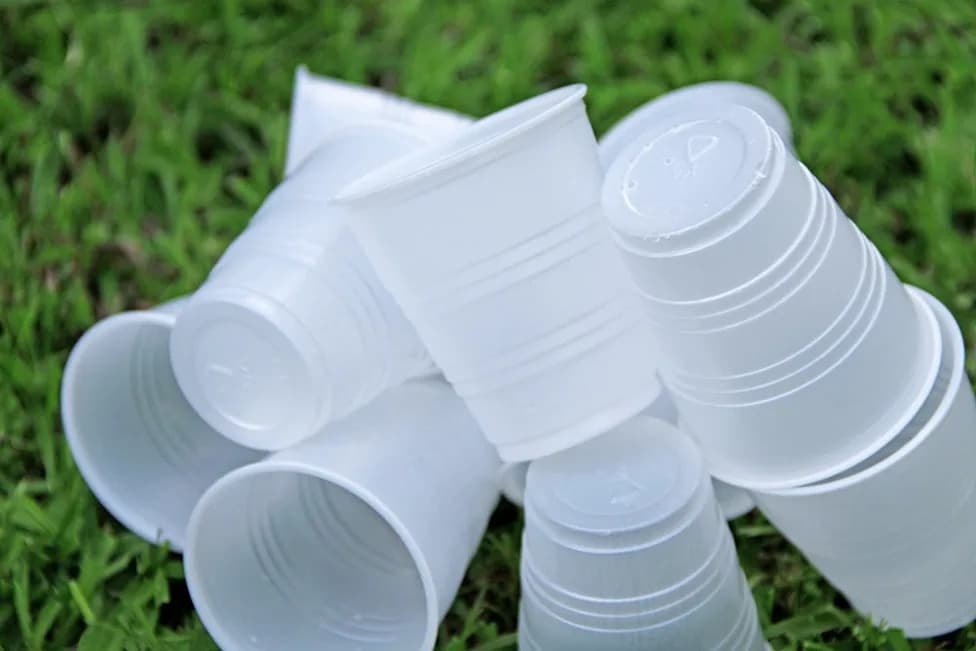 Zašto papir sa plastičnim premazom otežava reciklažu — i šta možemo promeniti