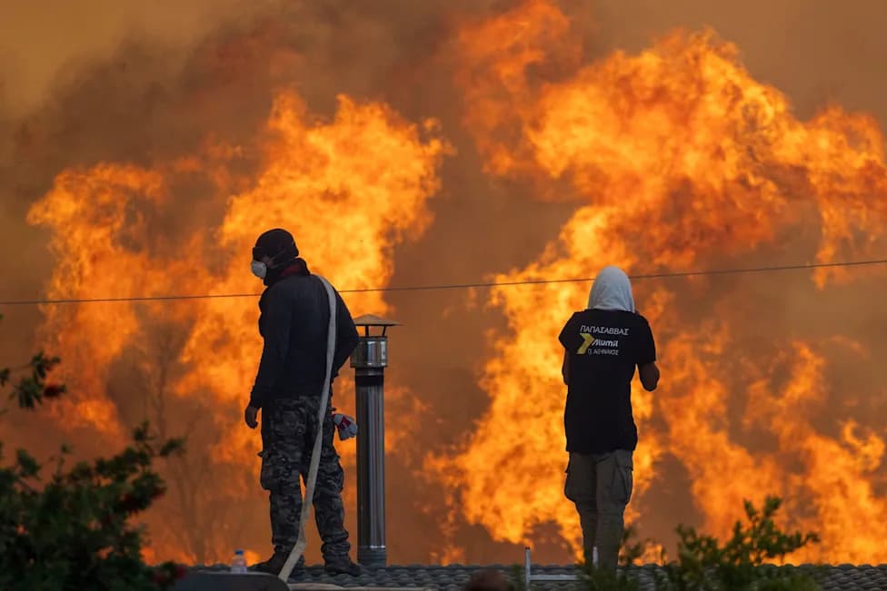 Veliki šumski požari zapadno od Atine — evakuacije i stotine spašenih brodovima