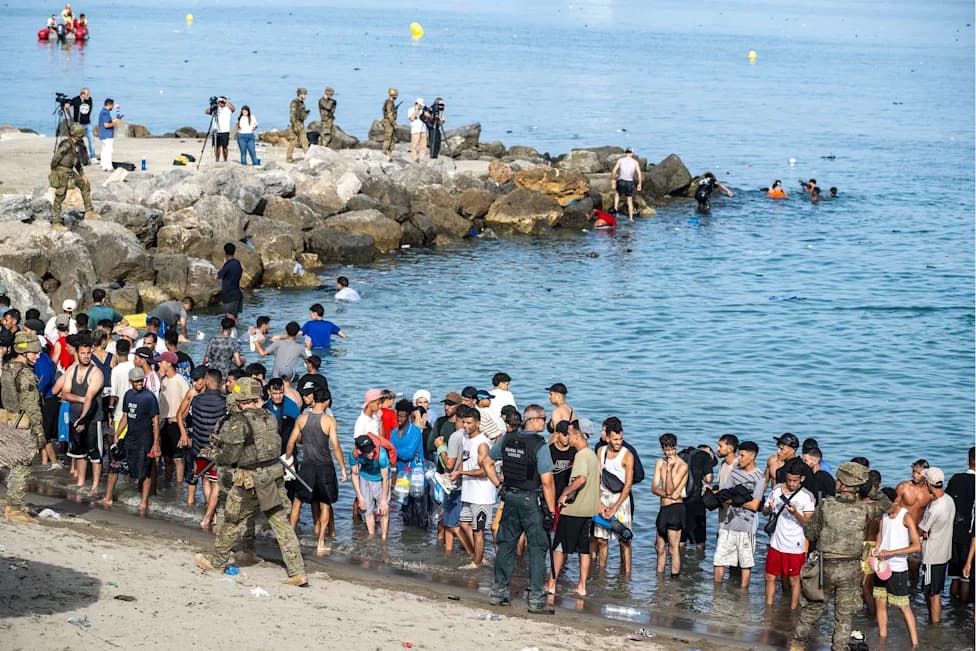 Stotine Migranata Pokušale Preći U Špansku Enklavu Melilla — Suzavac I Zatvoren Beni Enzar