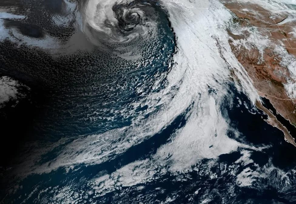 Kako atmosferske reke oblikuju morske toplotne talase: zimi greju, leti hlade