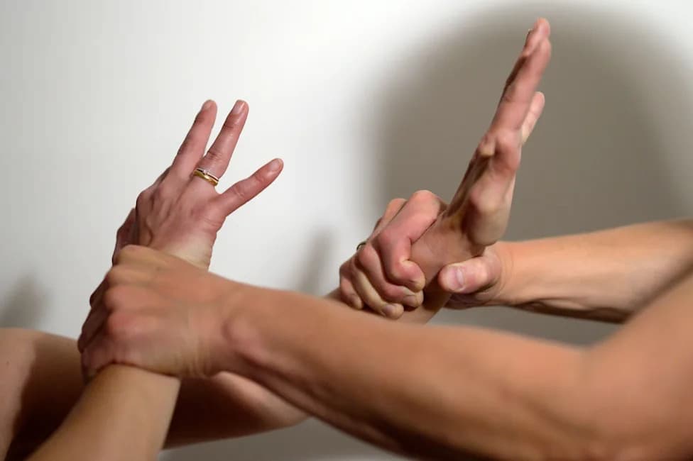 Kada Ljubav Postane Oružje: Nevidljive Lance Porodičnog Nasilja