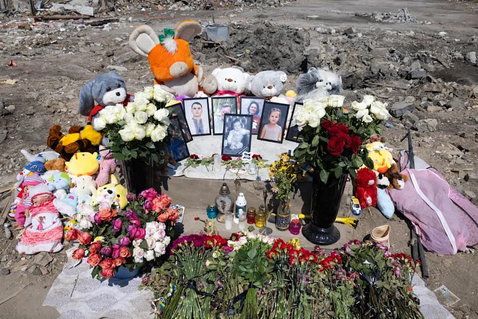 Sahrana porodice iz Kryvyi Riha nakon pogotka Iskanderom: petoro sahranjeno, broj žrtava nije konačan