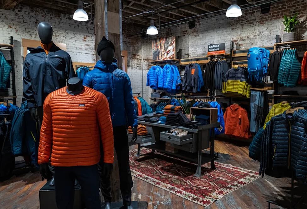 Patagonia i Under Armour U Izveštaju Otkriju: Proizvodnja Tekstila Ispušta 63.000+ Tona Mikrovlakana Godišnje — Rešenja Mogu Smanjiti Emisije Do 95%
