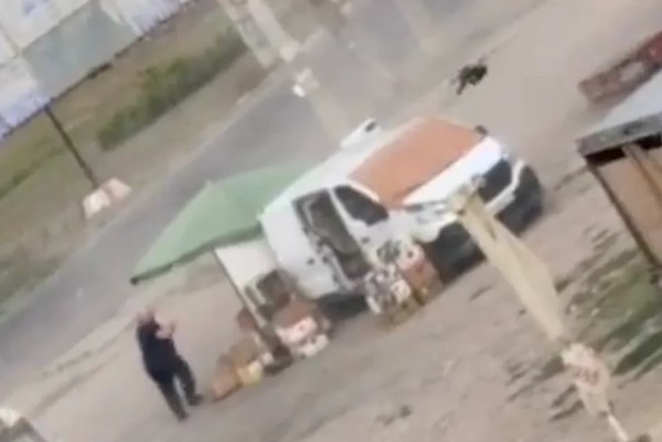 Dron "Progonio" Prodavca u Hersonu — Ukrajina Optužuje Rusiju Za Ratni Zločin