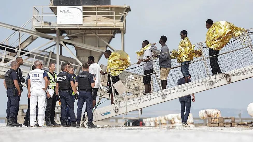 Drama na Engleskom kanalu: Više od 170 migranata spašeno nakon požara na čamcu