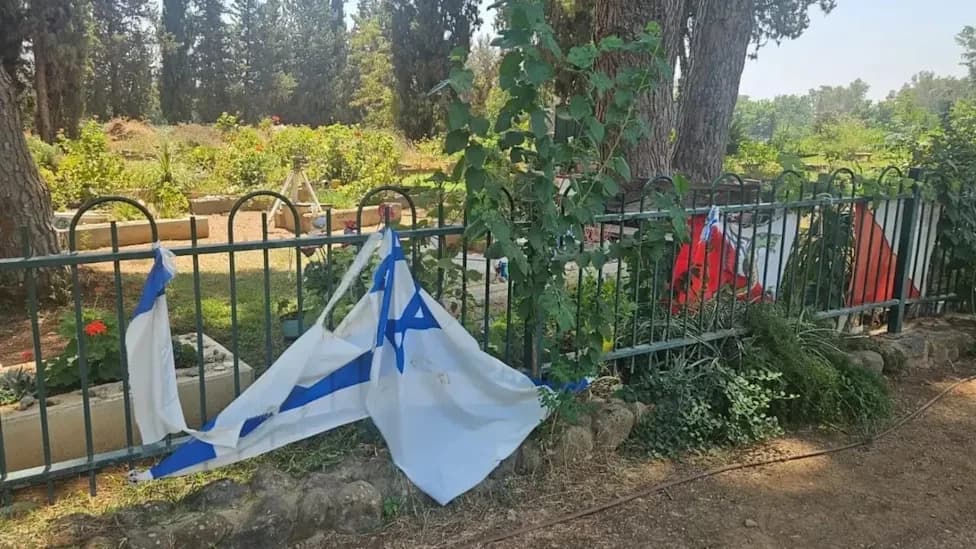 Zastave Pored Groba Regeva Amara Pocepane — Porodica: Drugi Vandalizam U Nedelji