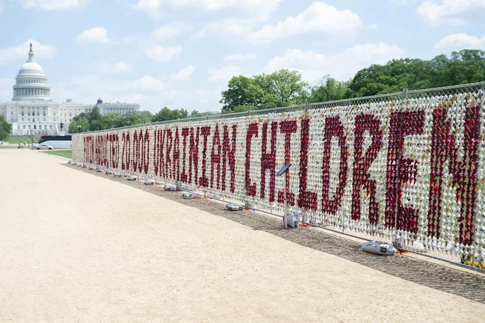 Rusija prisilno preoblikuje ukrajinsku decu — deportacije, kampovi i reedukacija opisani kao „zločini protiv čovečnosti”
