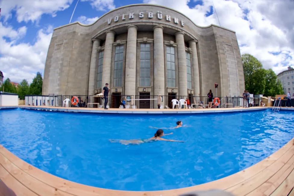 Volksbühne Otvorila "Volksbad" — Privremeni 25‑Metarski Bazen Ispred Pozorišta