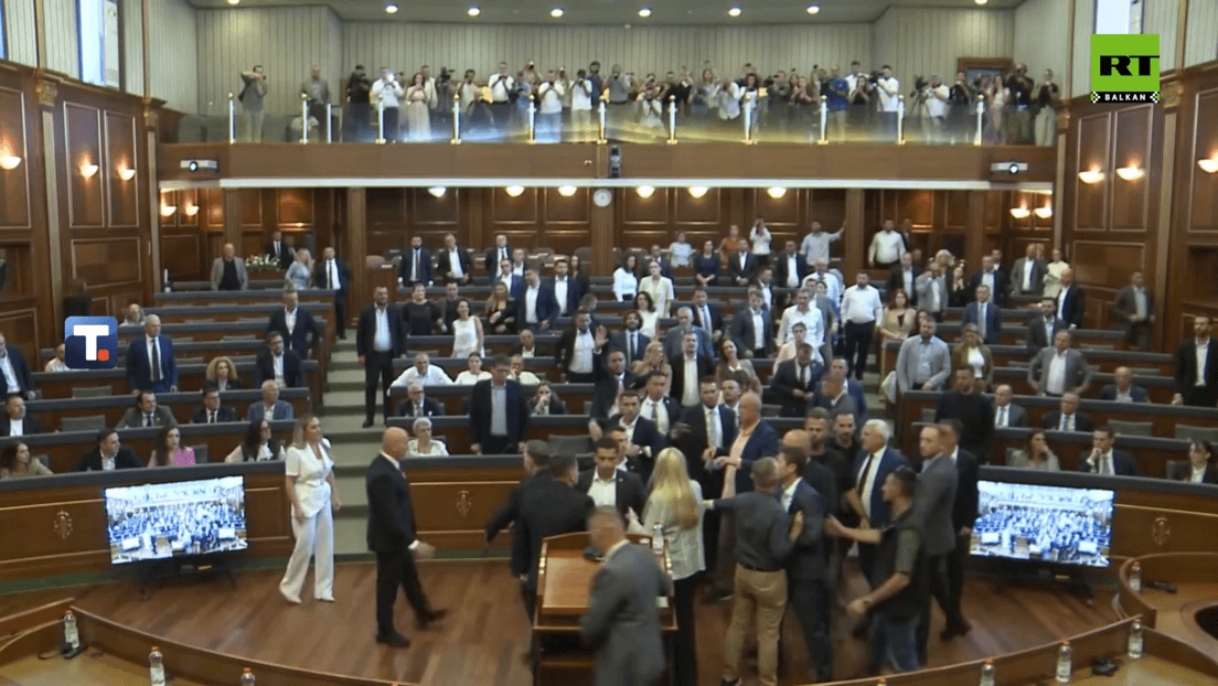 Haos u Prištini: Poslanica Gađala Kurtija Jajima — Sednica Parlamenta Ponovo Prekinuta (VIDEO)