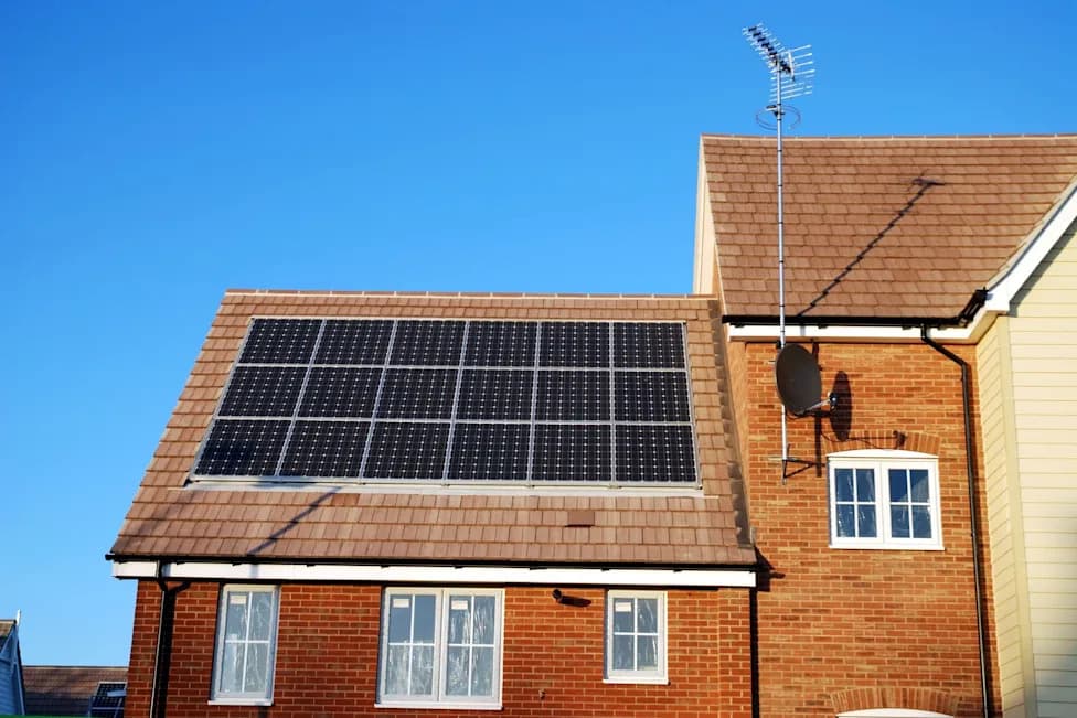 Krovni solarni paneli mogli su da ohlade London i spreče oko 96 smrtnih slučajeva tokom toplotnog talasa
