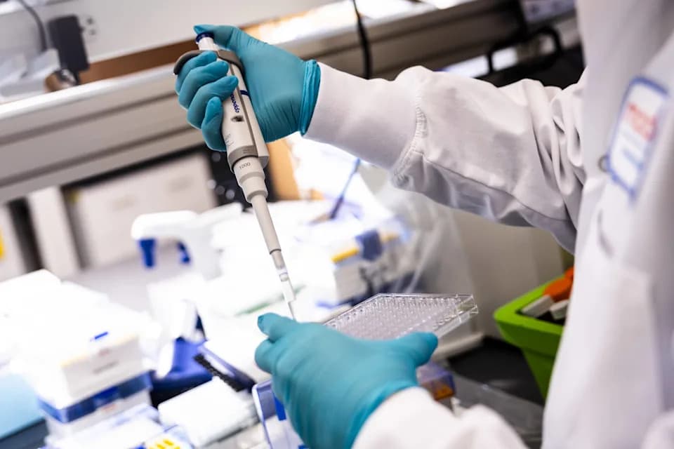 Prva mRNA vakcina protiv gripa u SAD: mFlusiva odobrena za osobe 50+ — šta treba da znate