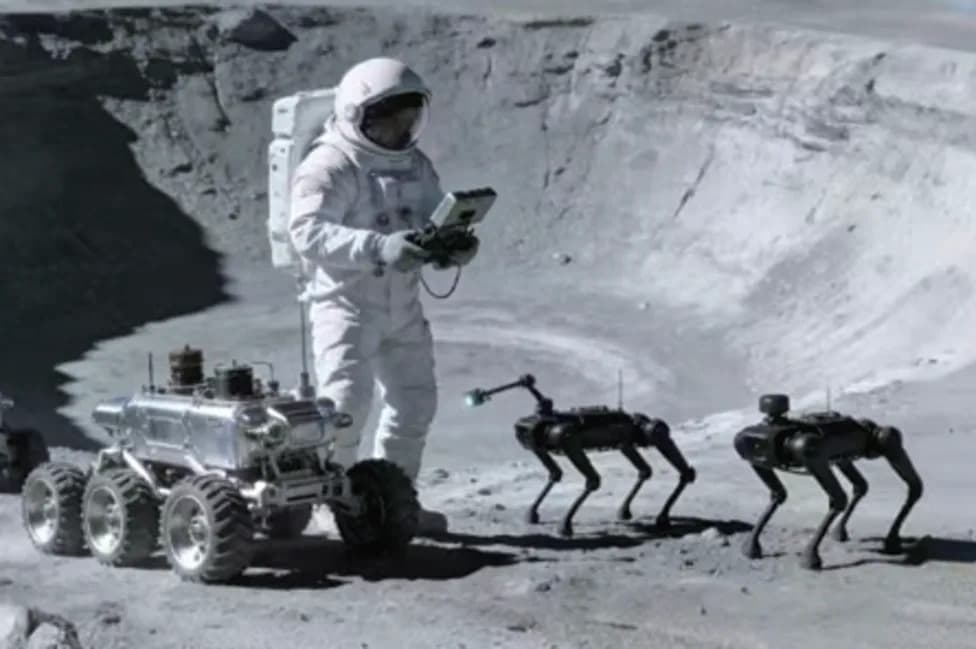 Kina Razmatra 'Robotske Pse' Za Čuvanje Lunarne Baze — Astronauti i Roboti U Saradnji