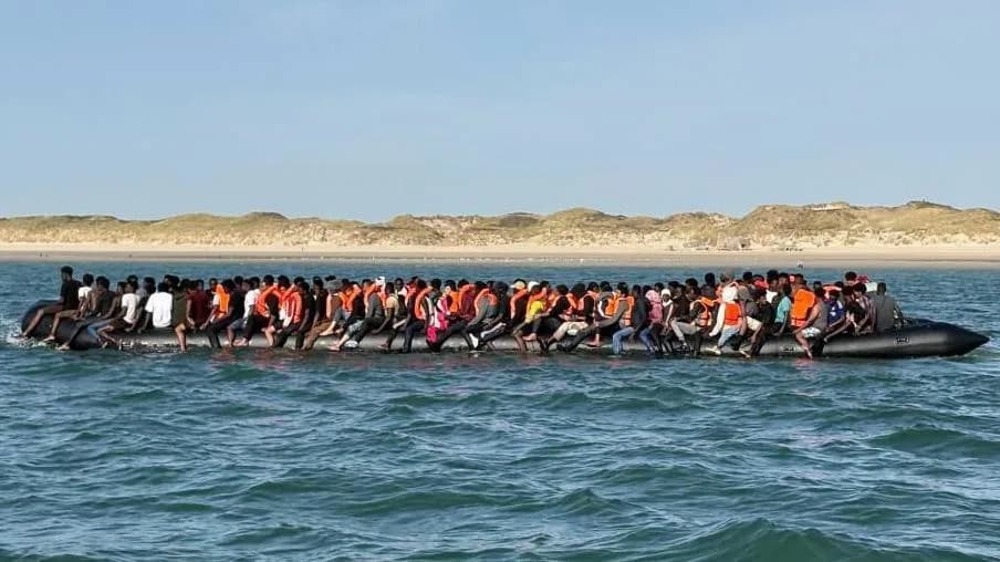 Rekordni Prelazak: 230 Ljudi U Jednom Gumenjaku Prešlo Engleski Kanal