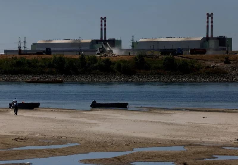 Mađarska potapa dve barže kod Paks-a da podigne Dunav i sačuva rad turbine
