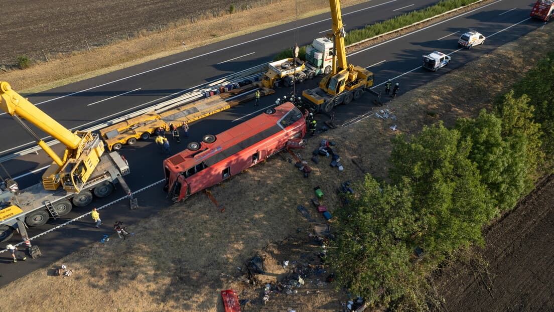 Teška nesreća u Mađarskoj: 12 poginulih, desetine povređenih u prevrtanju autobusa na M3