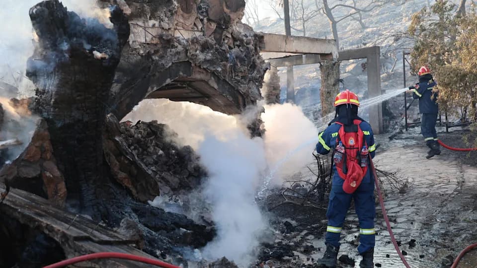 Dvoje Poginulo Na Ostrvu Salamina — Stotine Evakuisane Dok Se Bori Oko 200 Vatrogasaca