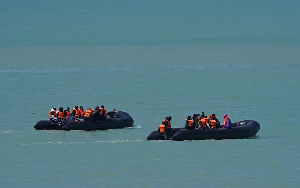 Snimak: Migranti napali francusku policiju dok su sprečavali lansiranje gumenjaka