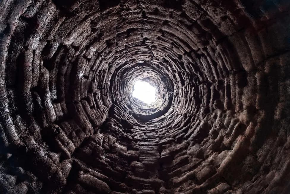 Otkriven 2.500 Godina Star Ritualni Bunar u Kainui: Bronza, Figurice i Misteriozni Skeleti