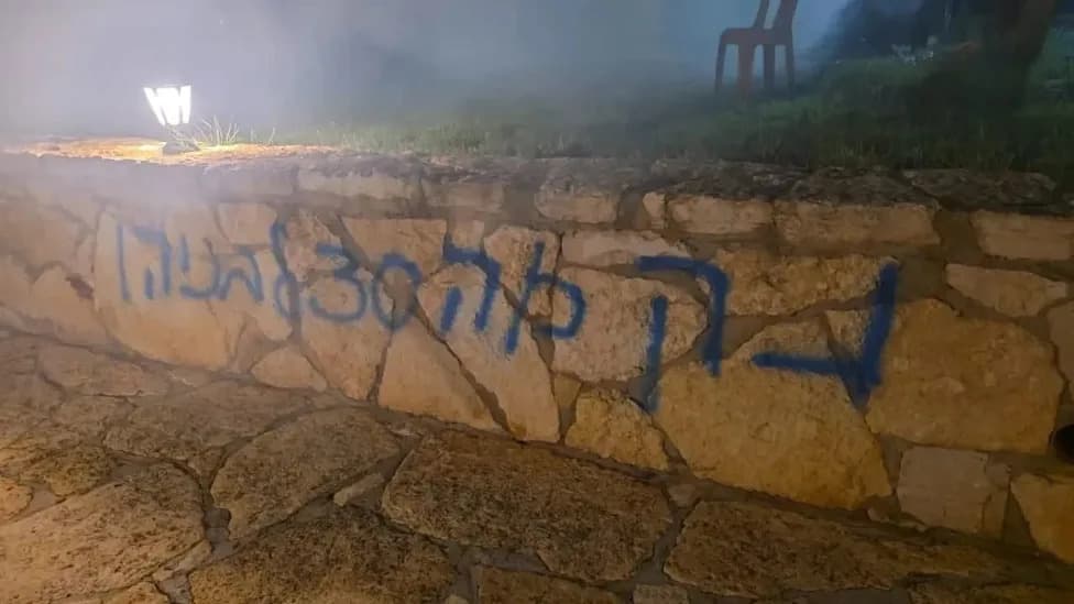 'Osveta za Benayahu': Sumnjivi "price tag" napad u selu Awarta kod Nablusa — zapaljena zgrada, grafiti i izgoreo auto