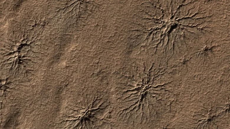 Marsovi „paukovi“ ponovo stvoreni u laboratoriji — kako CO2 led i niska atmosfera oblikuju kanale