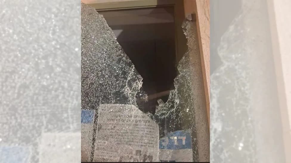 Vandalizam U Ramat Hašaronu: Razbijen Prozor Reformske Sinagoge "Darchei Noam" — Upozorenje Na Rastu Verskih Tenzija