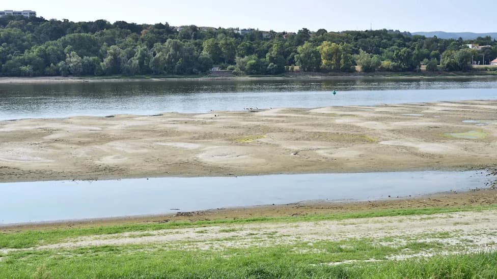 „Ínség-szikla“ Ponovo Izronila: Dunav Ugrožen Sušom — Upozorenje Za Ceo Sliv
