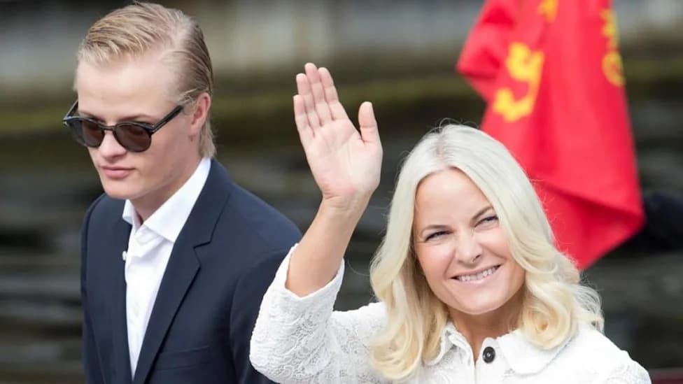 Sin kraljice Mette‑Marit Pojavio Se Uprkos Kućnom Pritvoru — Marius Borg Høiby Na Povorci Za Kralja Haralda