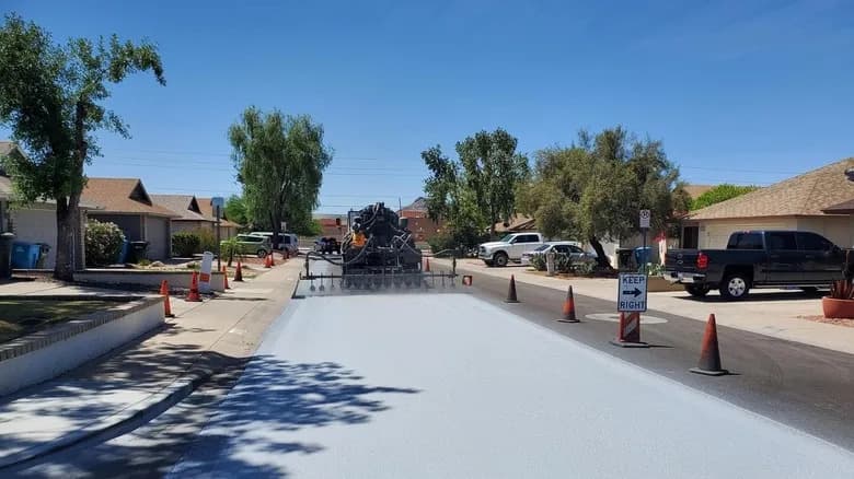Arizona Hladi Kolovoz Reflektujućim Premazima — Ali Vazduh Iznad Puta Postaje Topliji