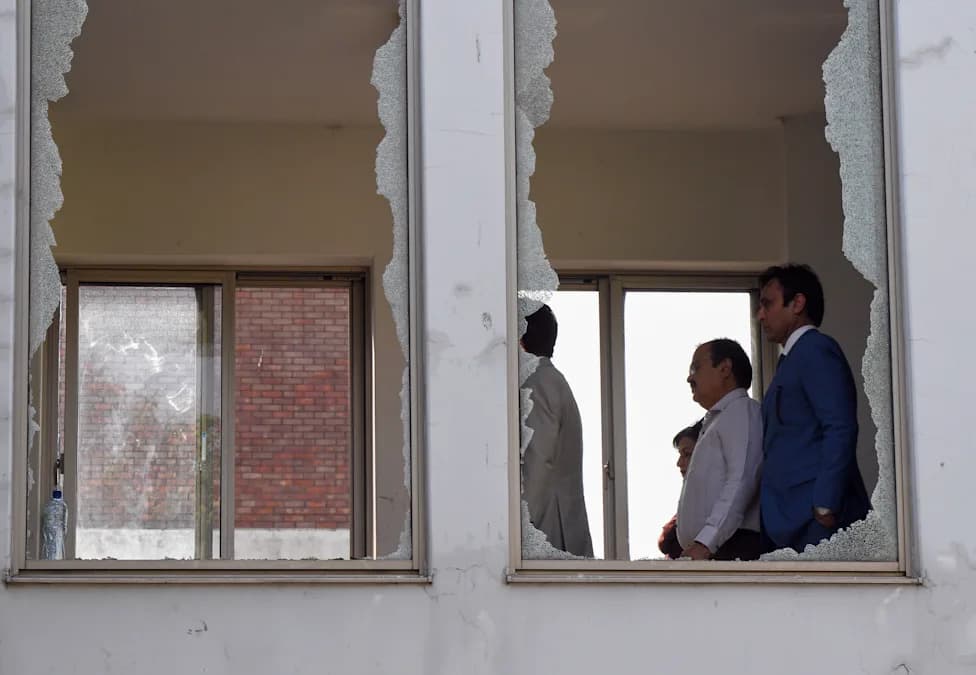 Sestra Razia Noreen spasila jednu bebu iz požara u pakistanskoj bolnici; 14 novorođenčadi poginulo