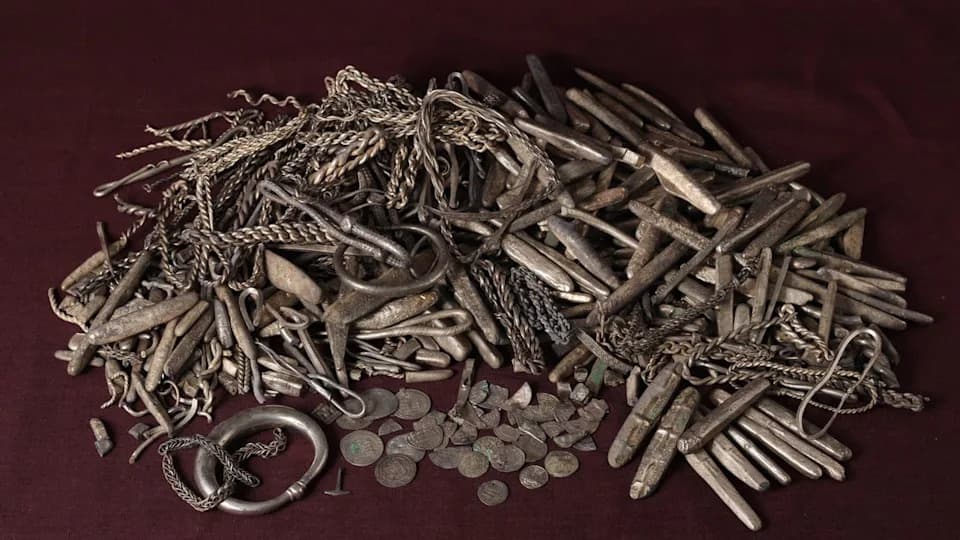 Pronađen Najveći Vikinški Srebrni Zakop U Danskoj — Oko 18,5 kg Srebra U Dvorištu