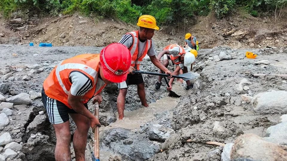 Spasioci koriste žičare i zip-lajnove da evakuišu meštane posle razornog klizišta i poplava u Nepalu