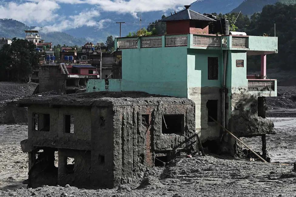 Tirkizna „Čudesna“ Kuća Koja Je Preživela Smrtonosnu Poplavu Postala Simbol Nade u Nepalu