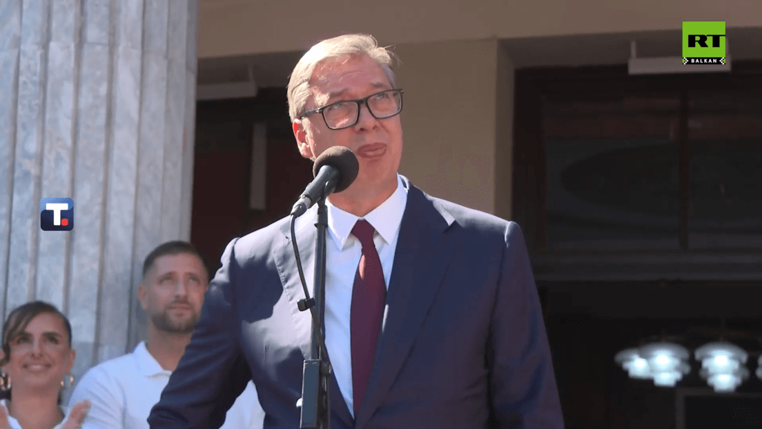 Vučić prekinuo govor zbog prolaska ruskog Il-76 — avion pomaže u gašenju požara na Suvoj planini