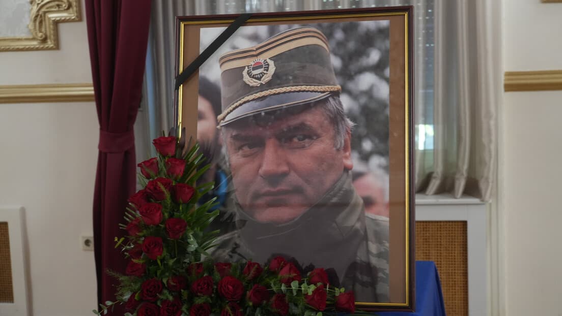Komemoracija Ratku Mladiću u Domu Vojske: "Putuj, generale, među srpske junake" — sahrana 7. septembra