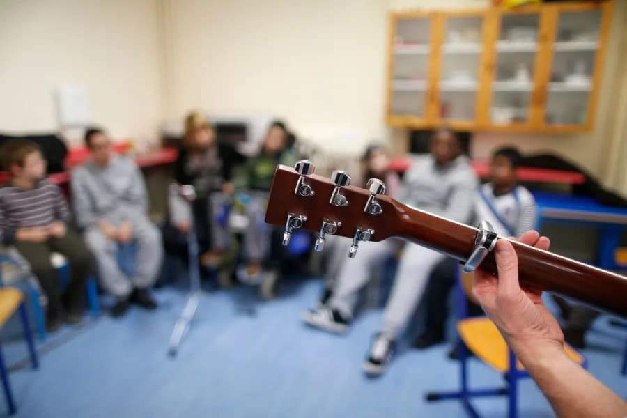 Kako muzika ublažava bol: novi pregled otkriva tri ključna mehanizma