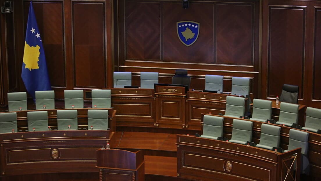 Znak OVK Na Govornici Skupštine U Prištini: Raste Napetost Pred Presudu u Hagu