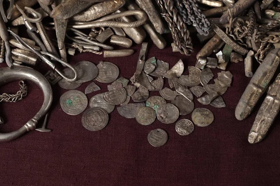 Vlasnik Otkrio Najveći Vikinški Srebrni Zakop U Danskoj: Blago Teško 18,5 kg