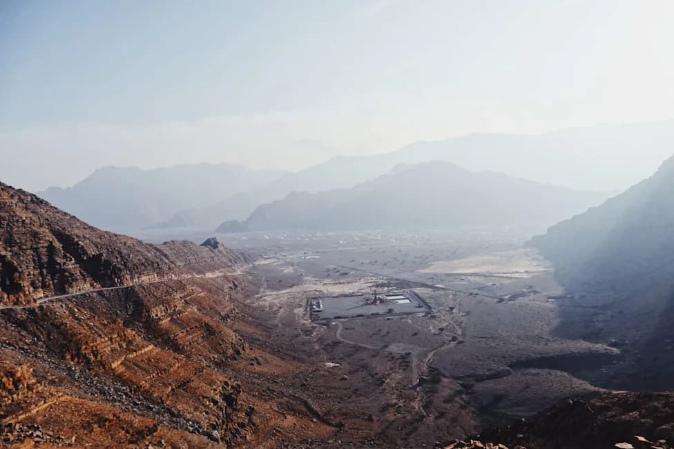 Oman Predstavio Strategiju Neto‑Nula: Cilj Zelenog Vodonika Dok Očuvava Proizvodnju Nafte
