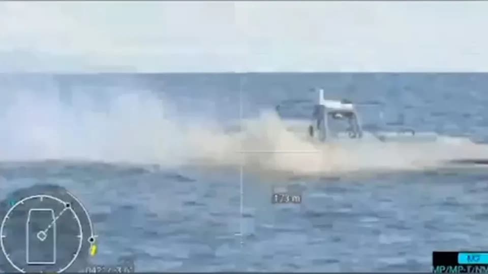 Ukrajina Tvrdi Pobedila U 'Prvoj Ikada' Bici Bespilotnih Pomorskih Čamaca — Video Prikazuje Sargan 3000 Kako Navodno Potapa Ruski MBeK