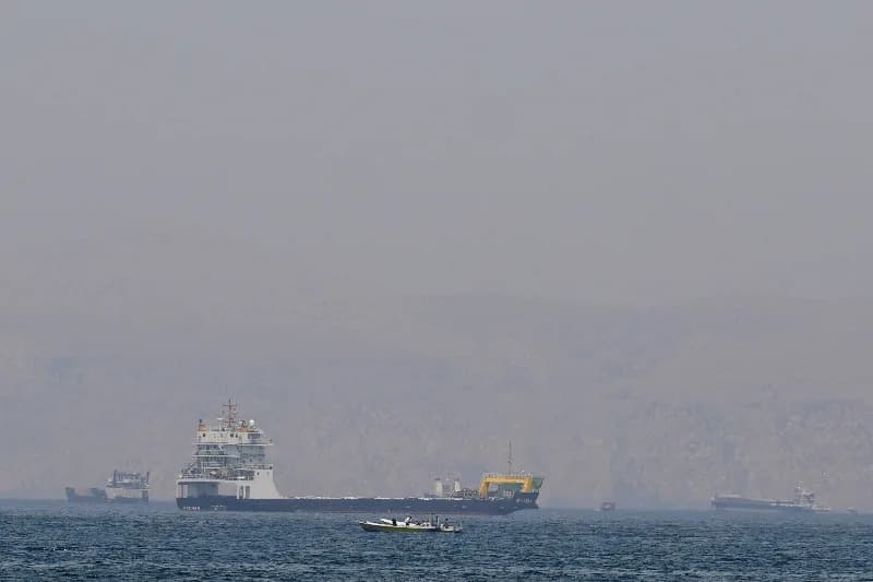 Tranzit Kroz Tjesnac Hormuz Pao Na Jednocifren Broj Tokom Vikenda — Brod Pogođen Projektilom, Naftovod Privremeno Zatvoren