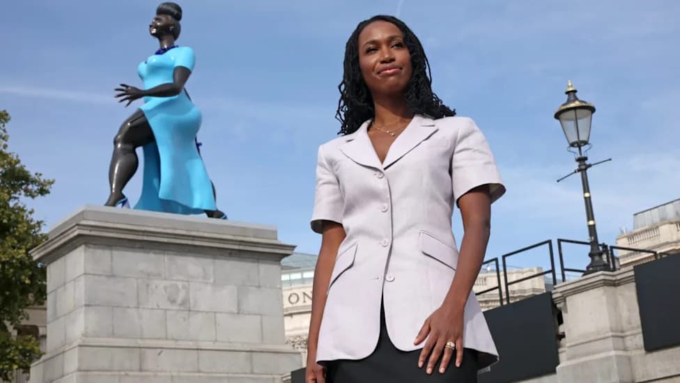 Kad je crnkinja stala na postament: „Lady in Blue“ Tschabalale Self izaziva divljenje i polemike u Londonu
