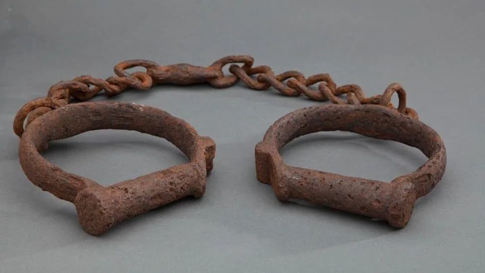 Otkriveno: South Sea Company Žigosala Porobljene Afrikance Simbolom Britanske Krune