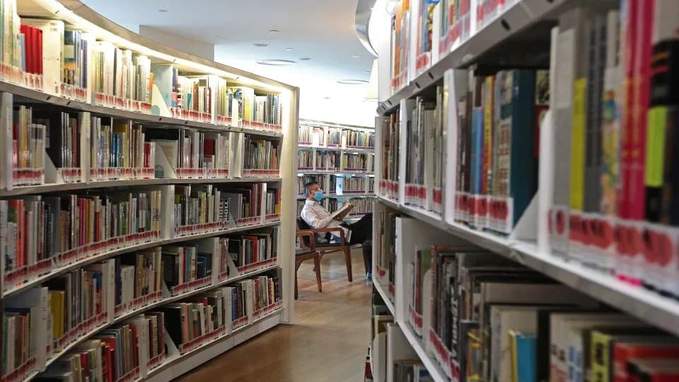 Singapur Plaća Građane Da Čitaju — Da Li Novac Može Pobediti „Brain Rot"?