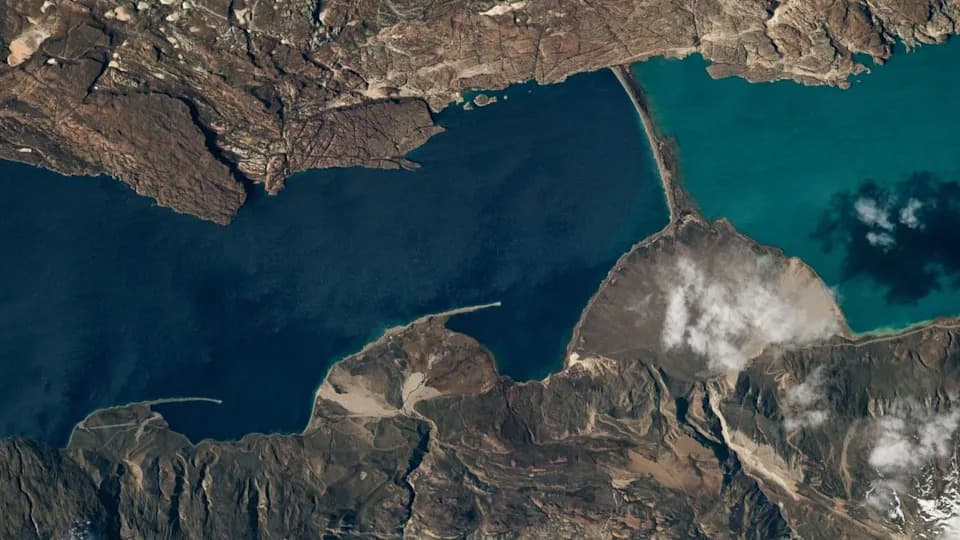 Iz svemira: Neobični kopneni most razdvaja dve kontrastne jezera u Patagoniji