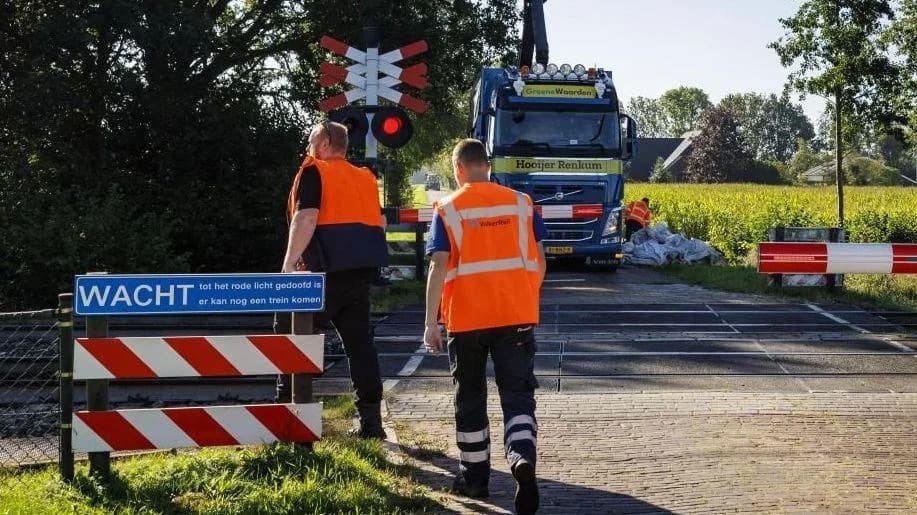 Sumnja na sabotažu: Cevi i kablovi na šinama izazvali velike poremećaje u železnici Holandije