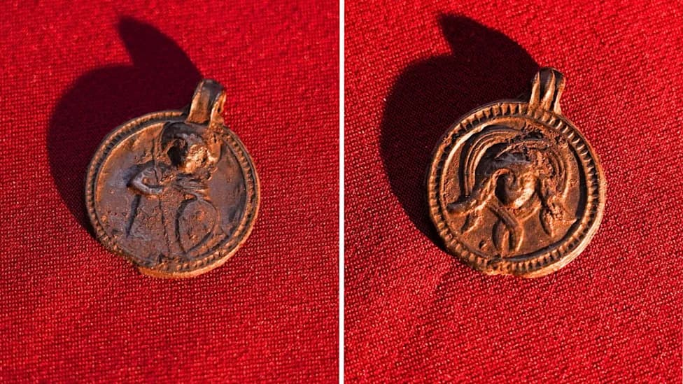 Retka 11. Vekovna Medaljona Prikazuje Hrišćanskog Ratnika i Glavu Sličnu Meduzi